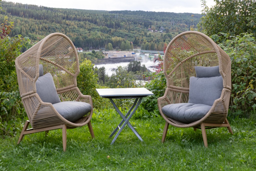 Gartenmöbel mit Blick auf die Stromschnellen von Nämforsen