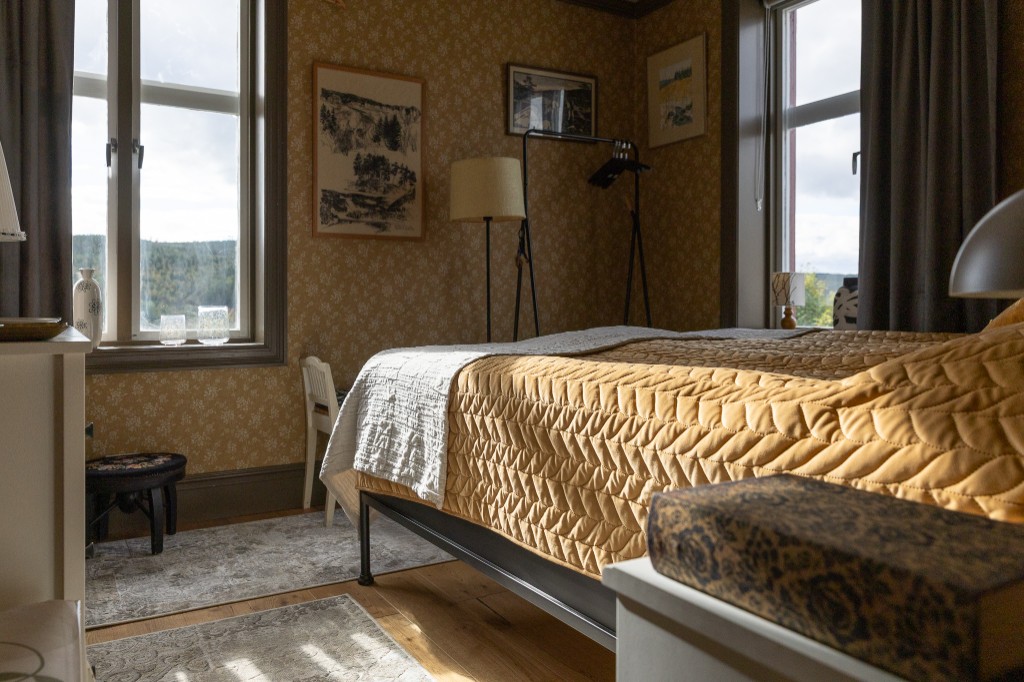 Hotelzimmer in warmen goldenen Tönen