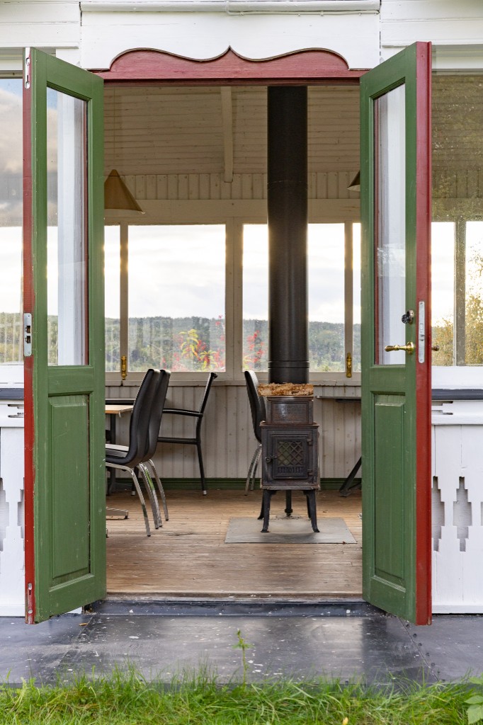 Veranda mit Kaminofen und Blick auf die Landschaft