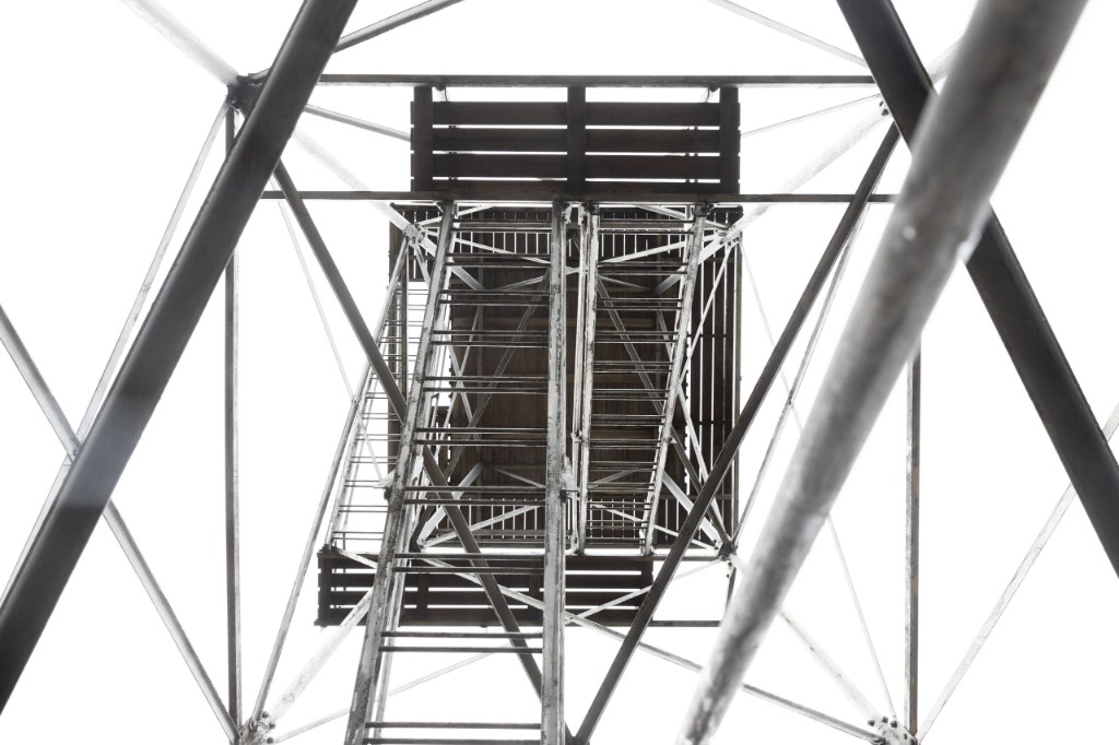 Blick nach oben durch den Feuerwachturm auf der Nävernäsan