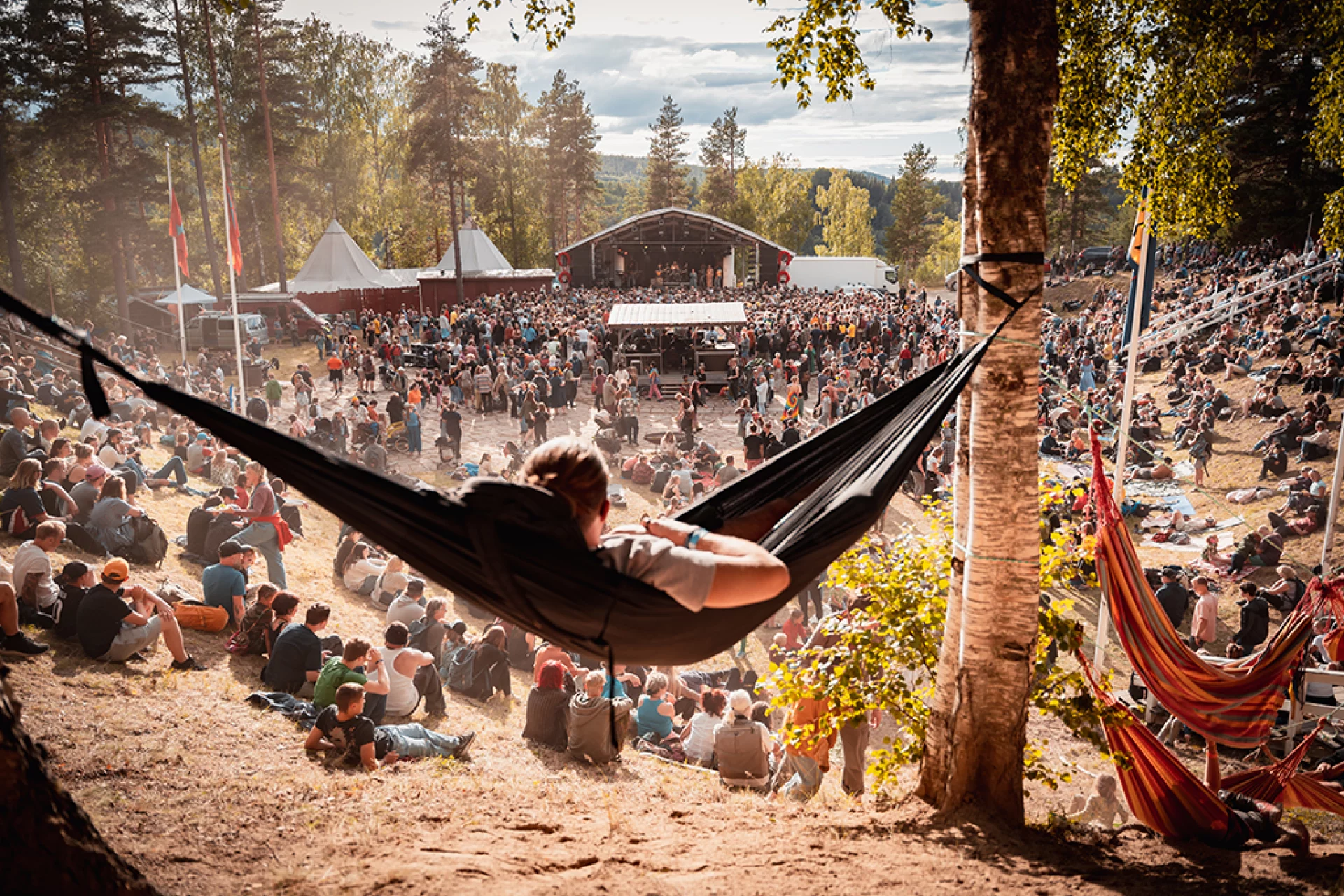 Publik på Urkult-festivalen i Näsåker med eldshow och scen i blått ljus